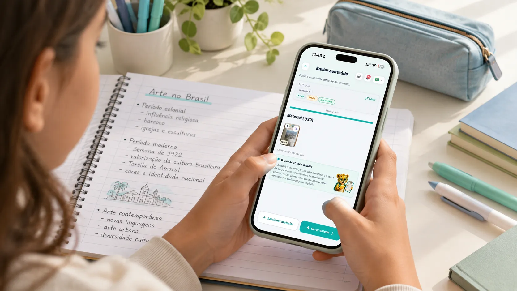 Menina vista de costas, segurando um celular que mostra a tela do aplicativo Raizá com as opções 'Enviar conteúdo' e 'Gerar estudo'. O celular está posicionado sobre um caderno aberto com anotações manuscritas sob o título 'Arte no Brasil', cercado por materiais escolares em uma mesa bem iluminada.